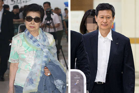 신격호 롯데그룹 총괄회장의 두번째 부인이자 신동주, 동빈 형제의 모친인 시게미쓰 하쓰코씨가 30일 오후 김포공항을 통해 입국해 공항을 나서고 있다 (왼쪽 사진). 이에 앞서 29일 밤 신동주 전 일본 홀딩스 부회장도 김포공항을 통해 입국했다. 두 사람이 연이어 입국하면서 롯데 총수 일가의 가족회의가 임박했다는 관측이 나오고 있다.  사진=연합뉴스